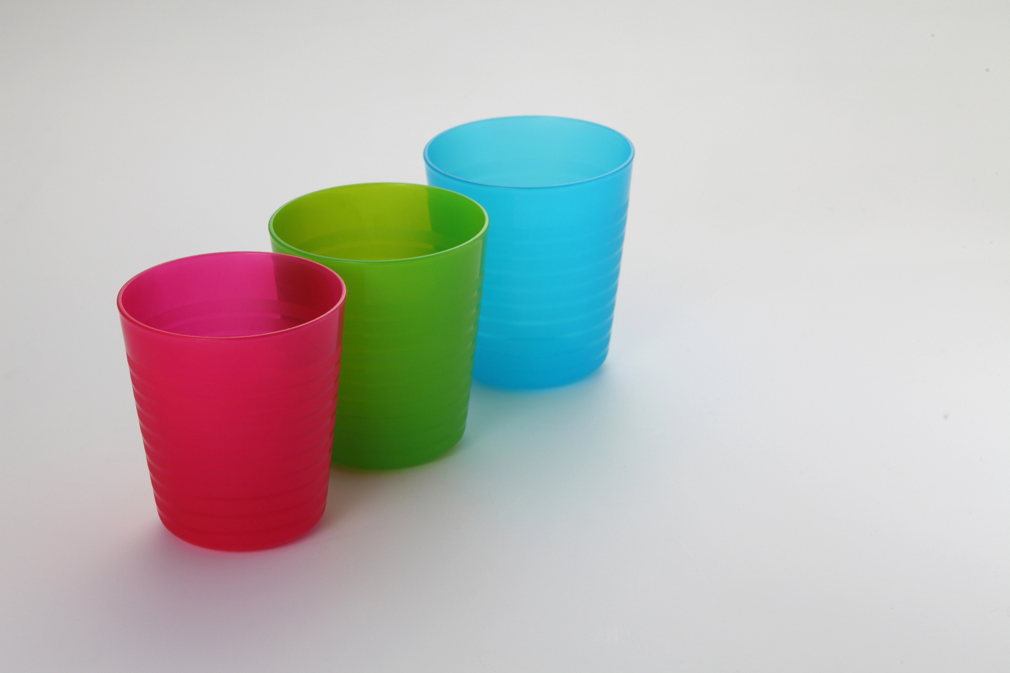 Plastični kozarci so nujna oprema za piknik
