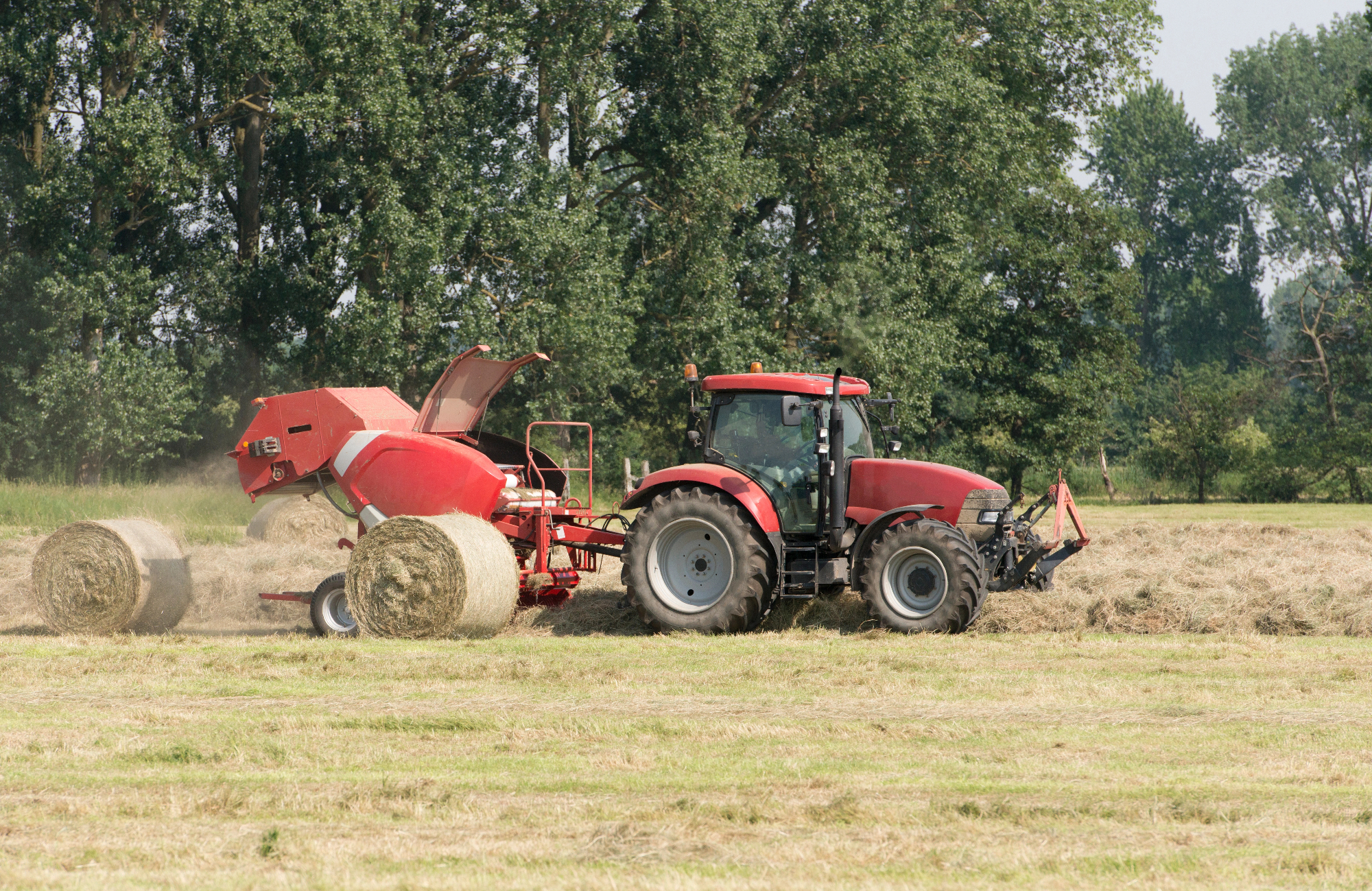 Balirka je pravo srce poletnega dela na kmetiji
